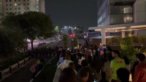盘外招!墨西哥球迷凌晨在英格兰酒店外敲锣打鼓,安保坐视不管配图
