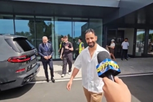 满面红光！记者：阿莫林抵达利纳特机场，即将开启米兰执教生涯配图