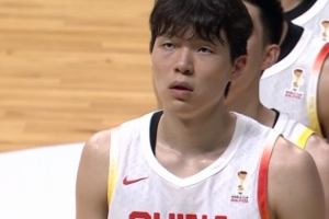 杨健:这种比赛杨瀚森应该统治篮下 今天让我想起他在G联盟的表现配图