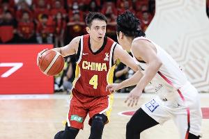 王俊杰替补！男篮首发：赵继伟、贺希宁、朱俊龙、胡金秋、李弘权配图