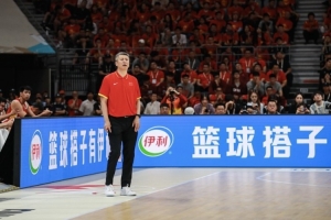 媒体人：男篮被逼绝境迸发能量 最大改变是不再执着压节奏打低位配图