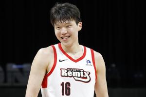 队记:我认为杨瀚森可能需要2-3年时间才能打出来 他是潜力股配图