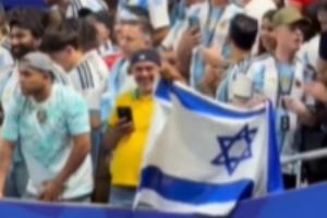 埃及球迷挥舞巴勒斯坦国旗，回应举以色列国旗的阿根廷球迷配图