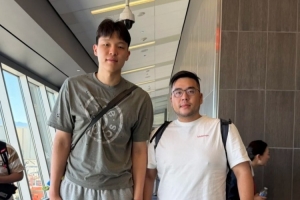 球迷拉斯维加斯机场偶遇杨瀚森！开拓者夏联首战将于后天开打！配图
