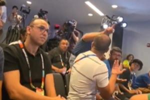小插曲!迪亚斯出席赛前发布会,有两名记者吵架打断了他的发言配图