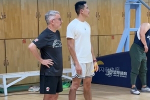 山东高速男篮体能教练王喆回归 新外教奥斯卡・拉塔现身训练场配图