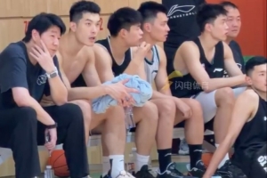 邱彪现场观战山东高速青年队迎战山大男篮教学赛配图