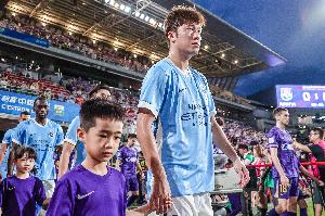 记者：新鹏城明日将官宣一名28岁后腰加盟，顶替张晓彬离队空缺配图