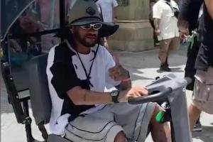 出局后首次露面！内马尔现身奥兰多环球影城，骑电动车和粉丝互动配图