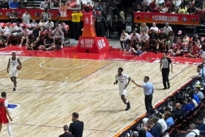 媒体人:中国裁判张潇执裁NBA夏联 张云松&李楠&刘晓宇出现在现场配图