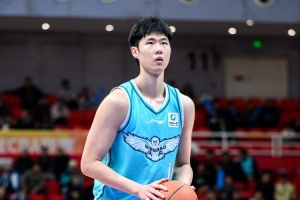 上赛季场均7.5分3板!场均媒体人:青岛用顶格C类合同留下赵嘉义配图