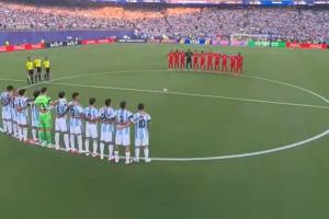 阿根廷vs瑞士开球前，两队为离世的南非国脚亚当斯默哀配图