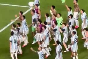 恩怨局！赛后阿根廷全队庆祝晋级四强，高喊“不跳的就是英国人”配图