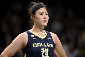 飞翼主教练:李月汝对我们的帮助很大 这归功于她时刻都在准备着配图
