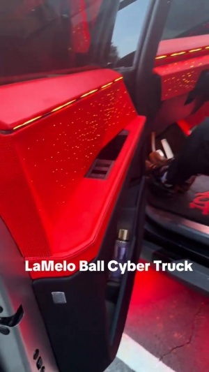 还是马路杀手吗？三球已经开着自己的Cybertruck出现在明州街头配图