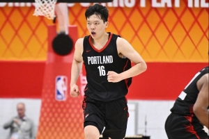 媒体人:杨瀚森现在感觉自在多了 他知道自己要干什么 能干什么配图