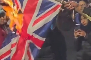 阿根廷球迷焚烧英国国旗，英格兰球迷：烧错旗有点蠢，地理还得学配图