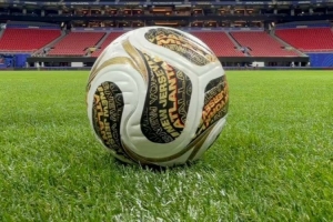 FIFA为世界杯半决赛、决赛推出新款用球,金黑白三色设计配图