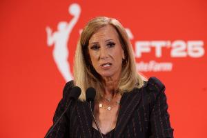 WNBA总裁原本不打算禁赛锁喉克拉克的球员 萧华不得不出面介入配图