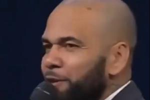 成为牧师，阿尔维斯：我在监狱有上帝陪伴，比踢球赚数百万欧快乐配图