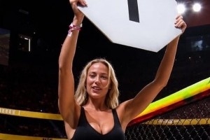 身材曼妙！WNBA美女球员索菲·坎宁安在UFC赛前扮演举牌小姐配图