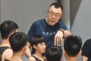 着眼未来！韩德君现身丹东少儿篮球培训机构选拔小球员配图