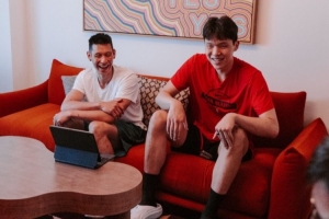 开拓者官方晒视频:林书豪指导杨瀚森 两人不时有说有笑配图